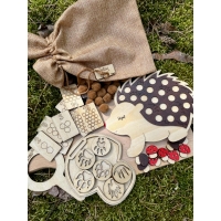 Zestaw " Jeżyk" - ( nauka liczenia, gra, drewniane stemple z tropami zwierząt leśnych)