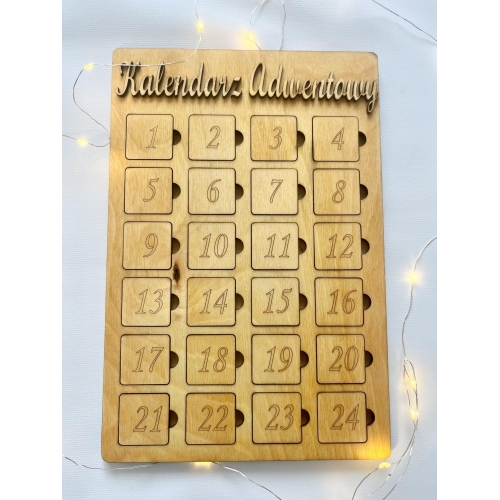 Drewniany Kalendarz z okienkami i grą na odwrocie ( 24 świąteczne stemple do ciastoliny) II gat.