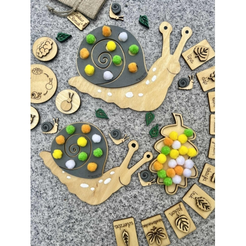 Zestaw " Ślimak" - ( układanka lewopólkulowa, gra, drewniane stemple z cyklem rozwojowym slimaka)