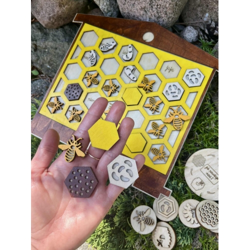 Edukacyjny Drewniany Ul z Akcesoriami – Poznaj Świat Pszczół! (zestaw malowany)